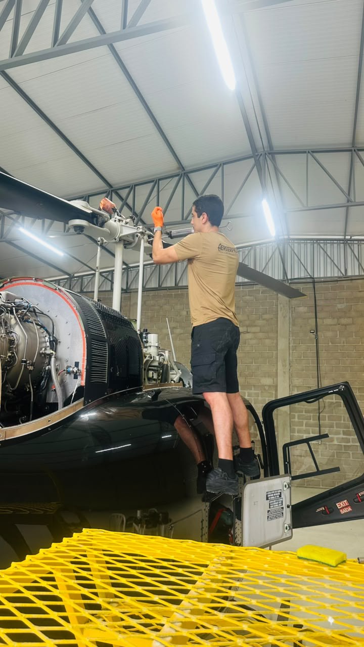 Técnico Aeroservyce em manutenção de cabeça de rotor